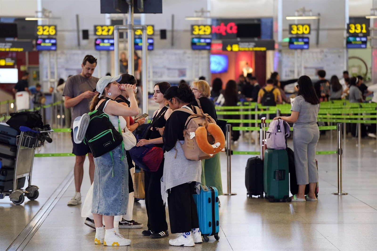 Turistas a su llegada al aeropuerto de Málaga-Costa del Sol.