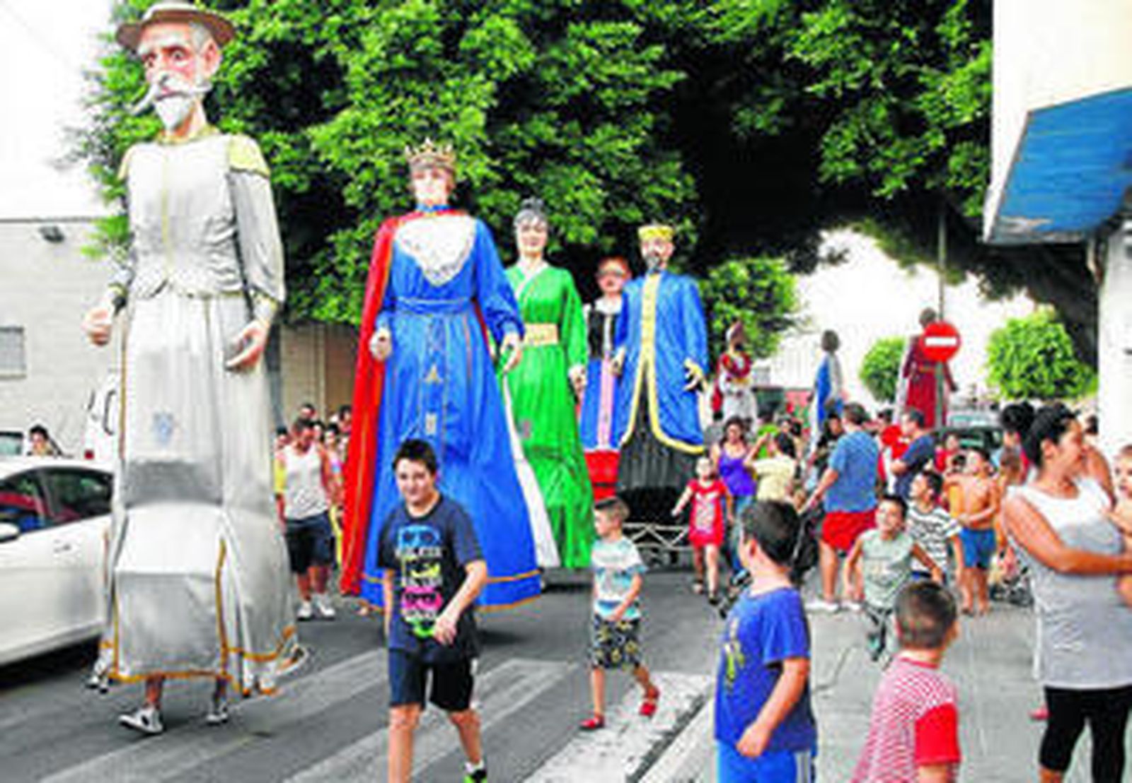 Decenas de niños siguieron el desfile de principio a fin.