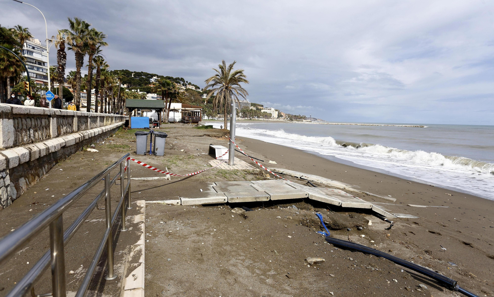 Las fotos de los efectos del temporal en las playas y paseos marítimos de Málaga