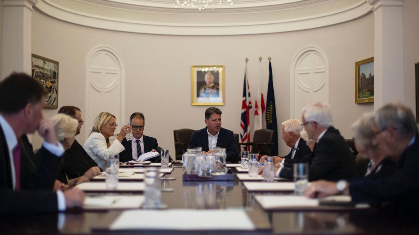 Picardo, con los parlamentarios británicos ayer en la sede del Gobierno.