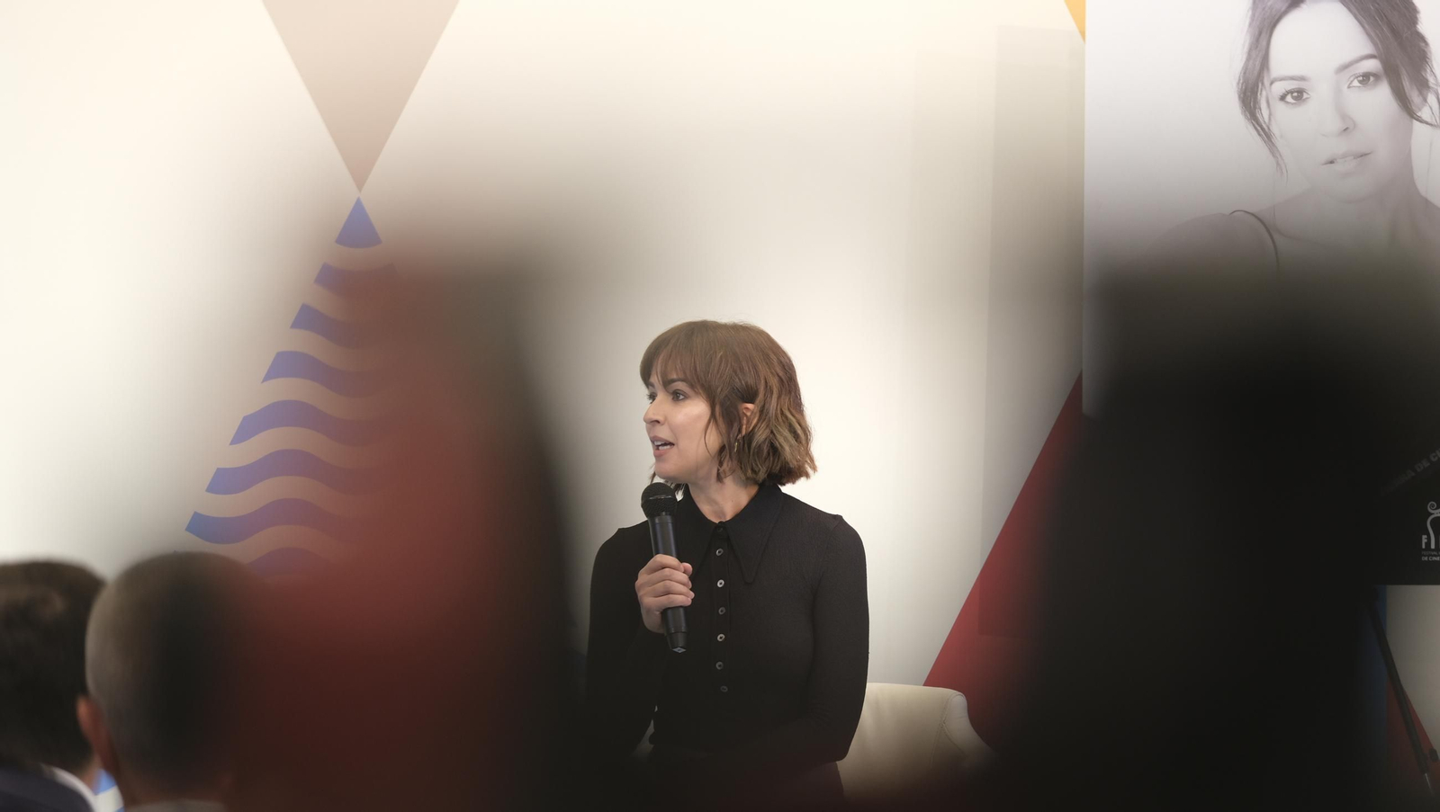 Verónica Sánchez, una estrella de FICAL en el Paseo de la Fama de Almería, en imágenes