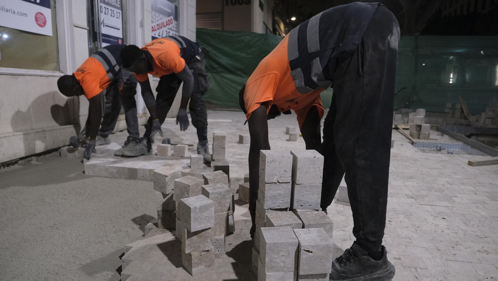 Las obras de peatonalización del Paseo de Almería entran en el turno de noche, en imágenes