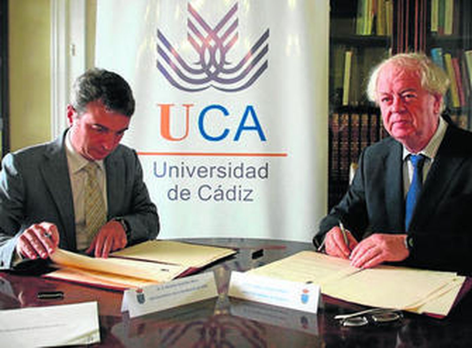 Eduardo González Mazo y Joseba Jaureguizar, ayer en el Rectorado.