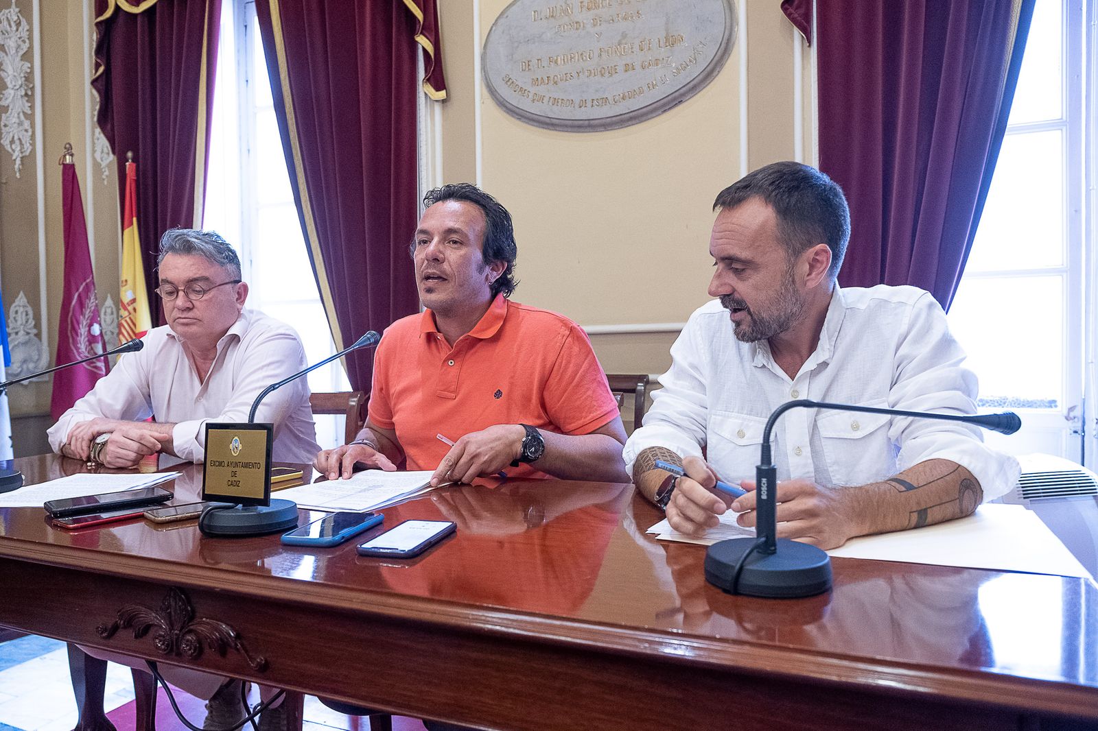 El alcalde José María González 'Kichi', en un rueda de prensa de este miércoles junto a Paco Cano y José Ramón Páez.