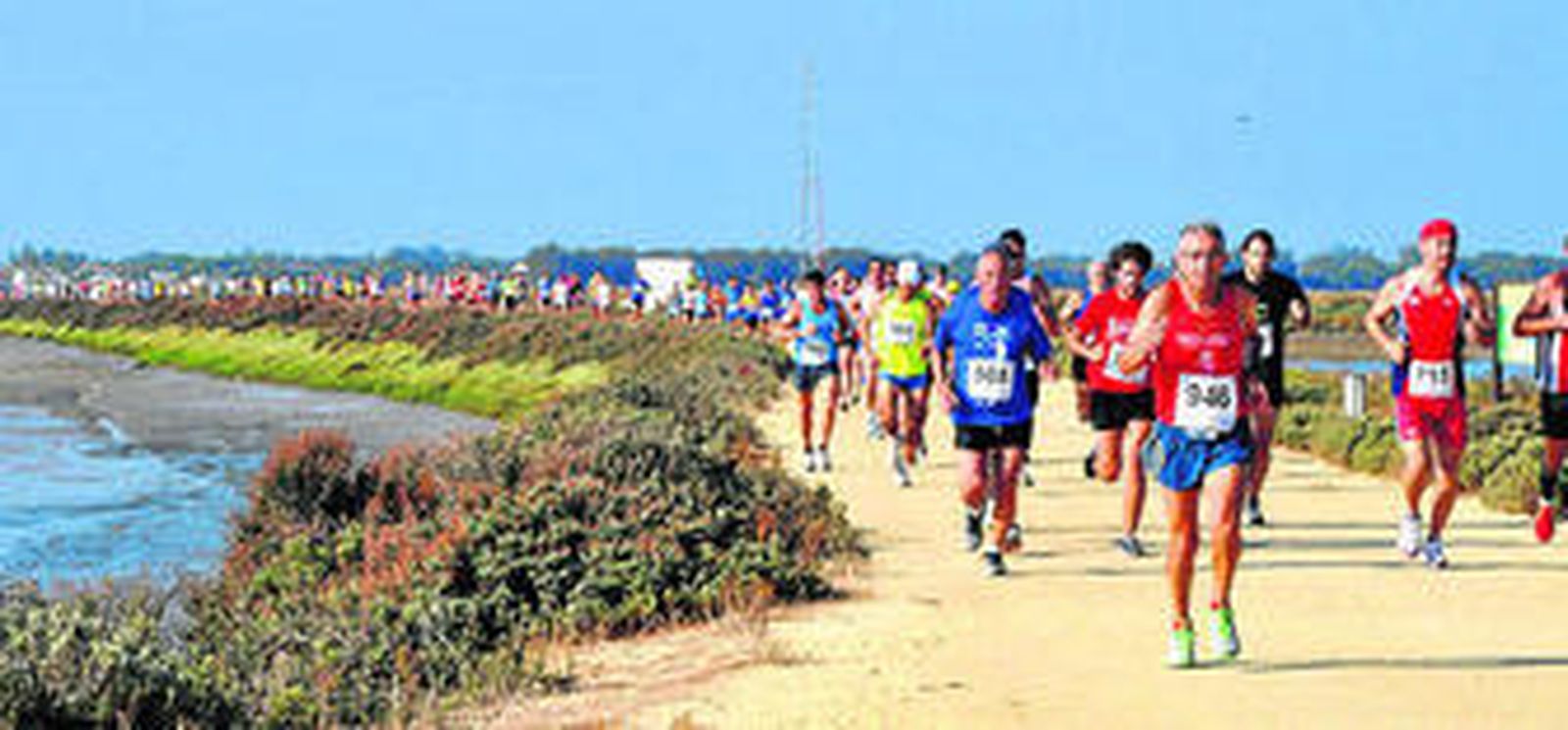 Imagen de la competición en un tramo del recorrido por los esteros.