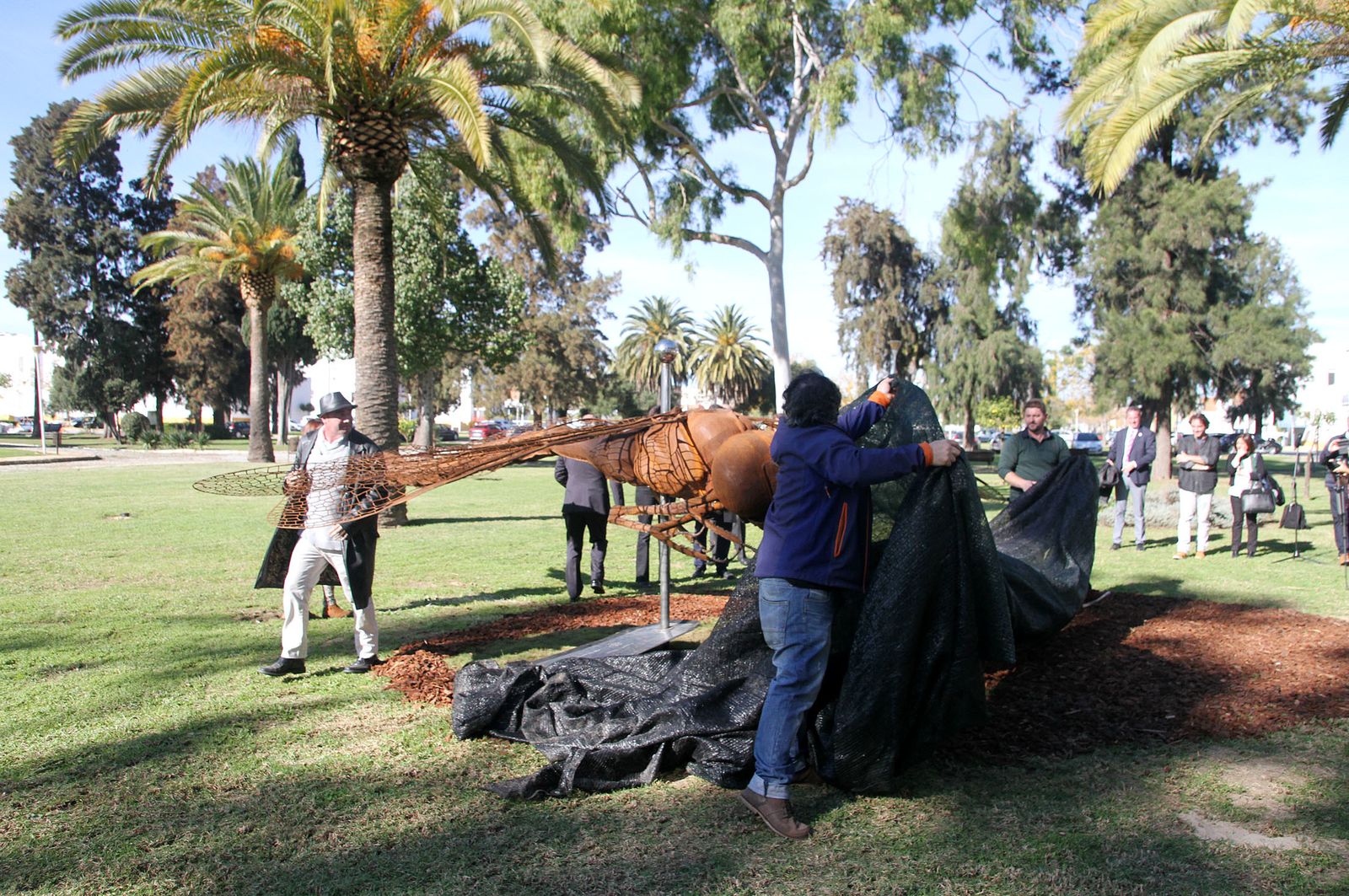 Inauguración de la escultura del artista onubense Víctor Pulido 'Imago', en imágenes