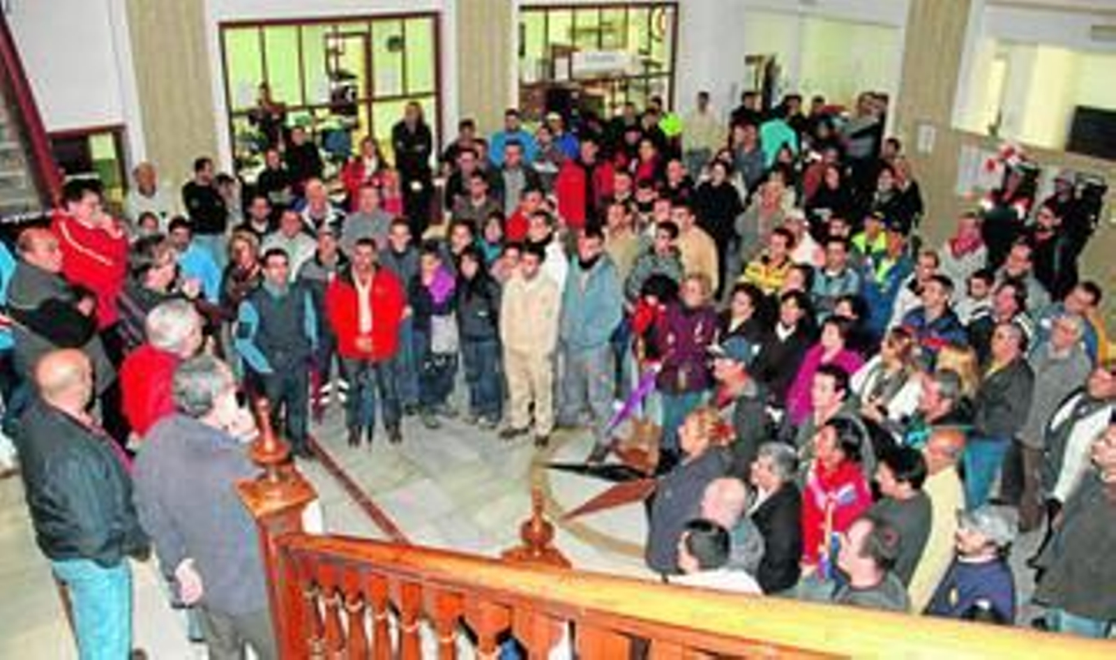 Los empleados del Consistorio barbateño, ayer durante la asamblea con los sindicatos, dentro del Ayuntamiento.