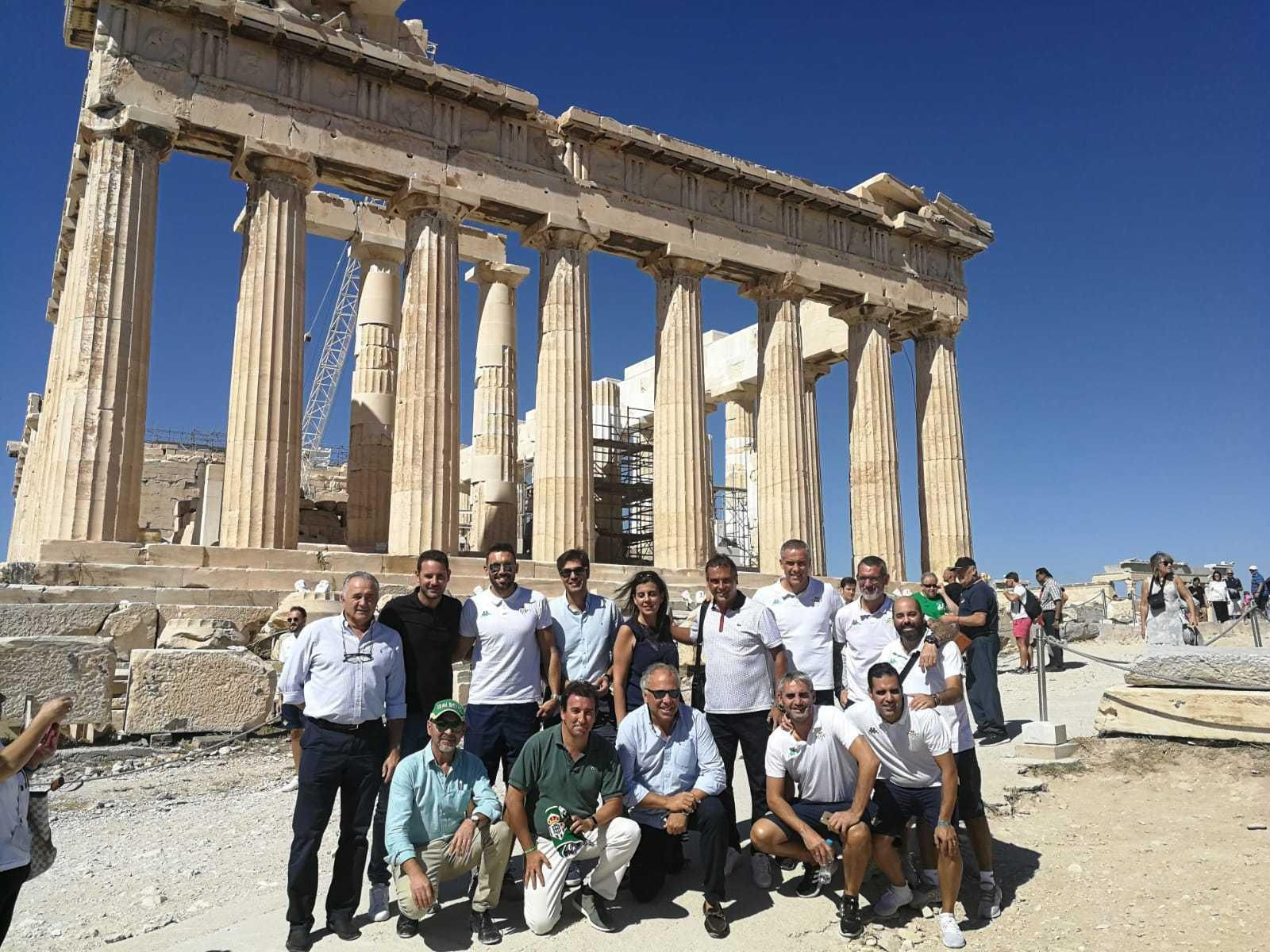 Parte de la delegación bética que viajó a Grecia para estar con el equipo posa en el Partenón.