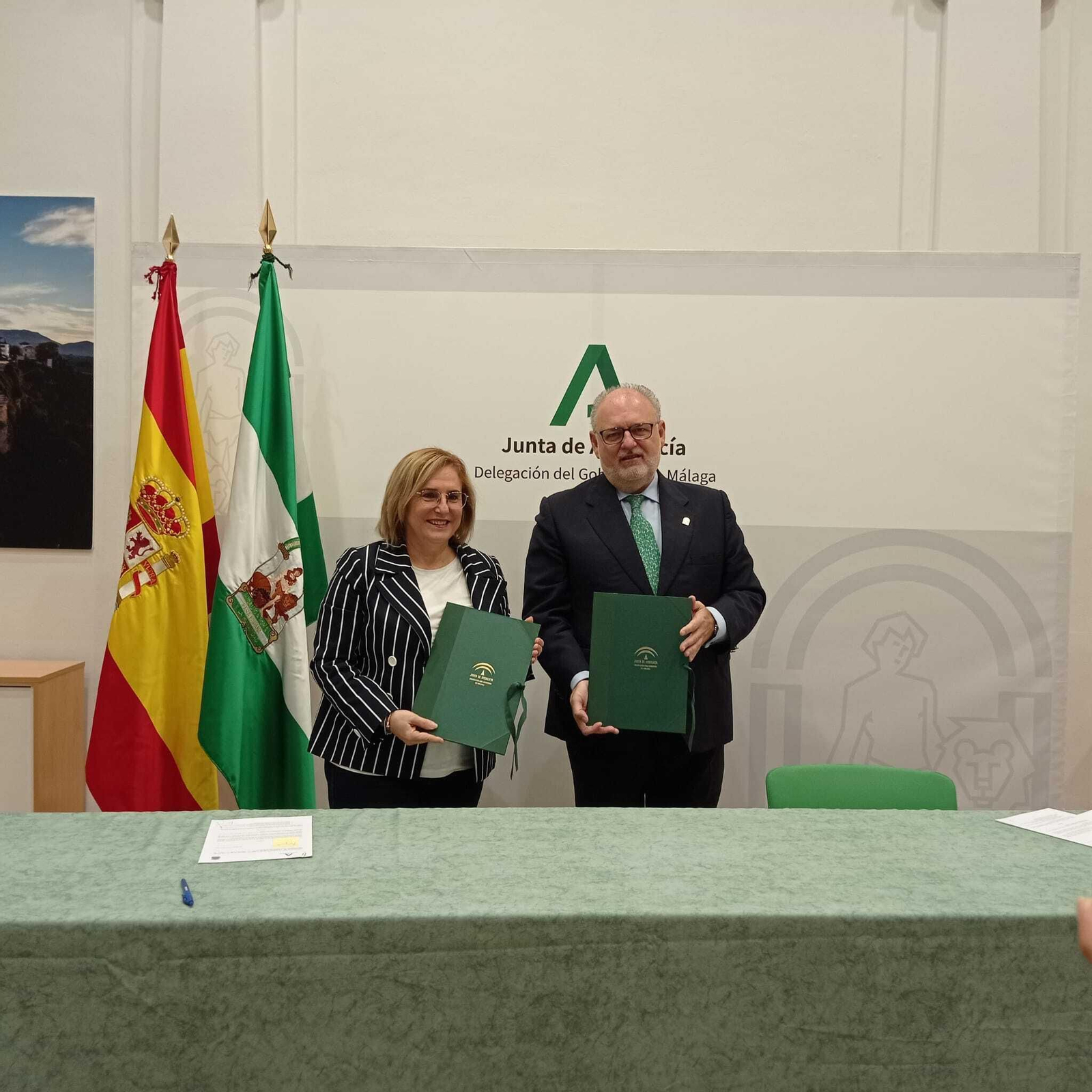 La firma del protocolo entre la Junta de Andalucía y el Ayuntamiento de Fuengirola.