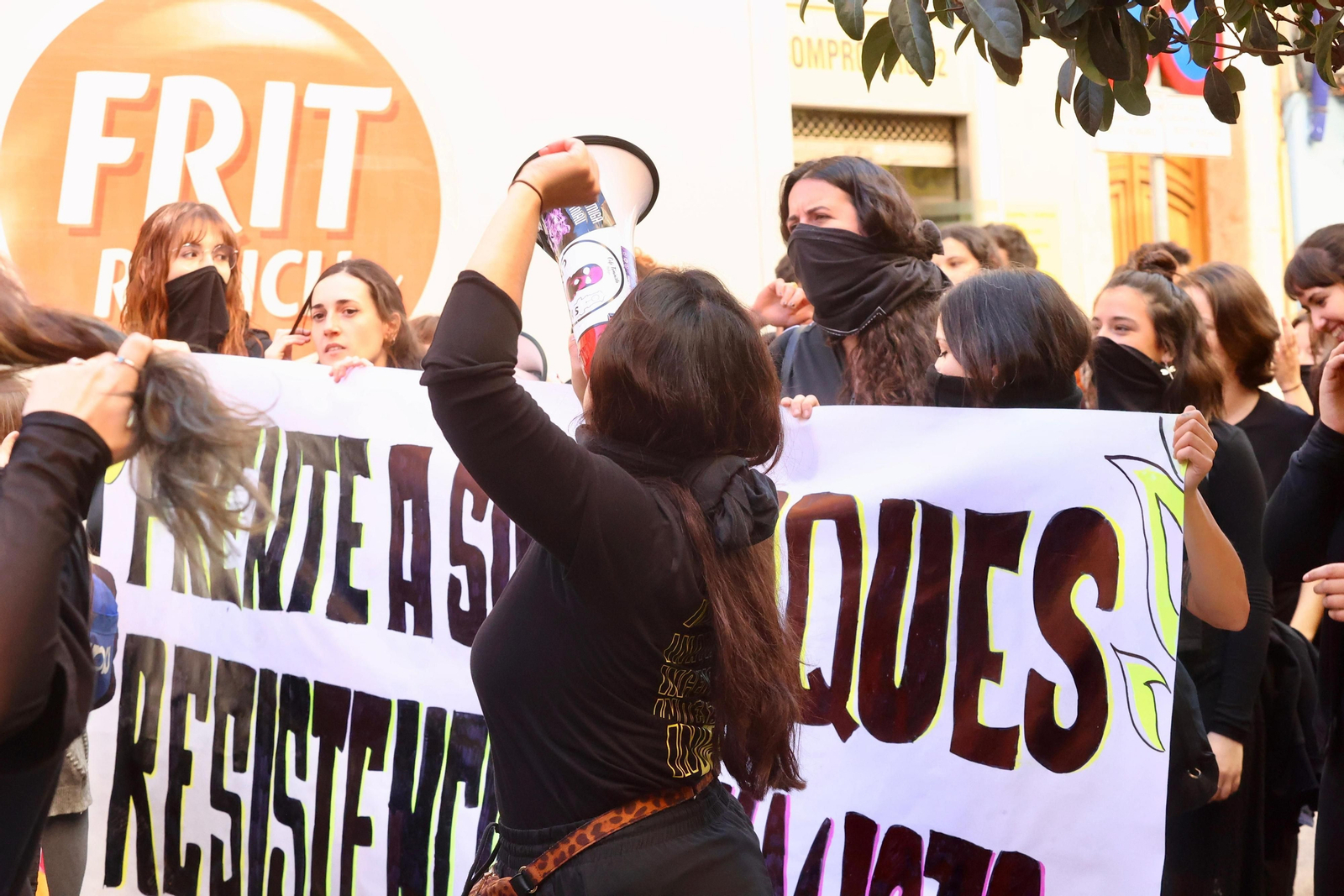Cientos de personas salen a las calles de Málaga en apoyo a La Invisible, en fotos