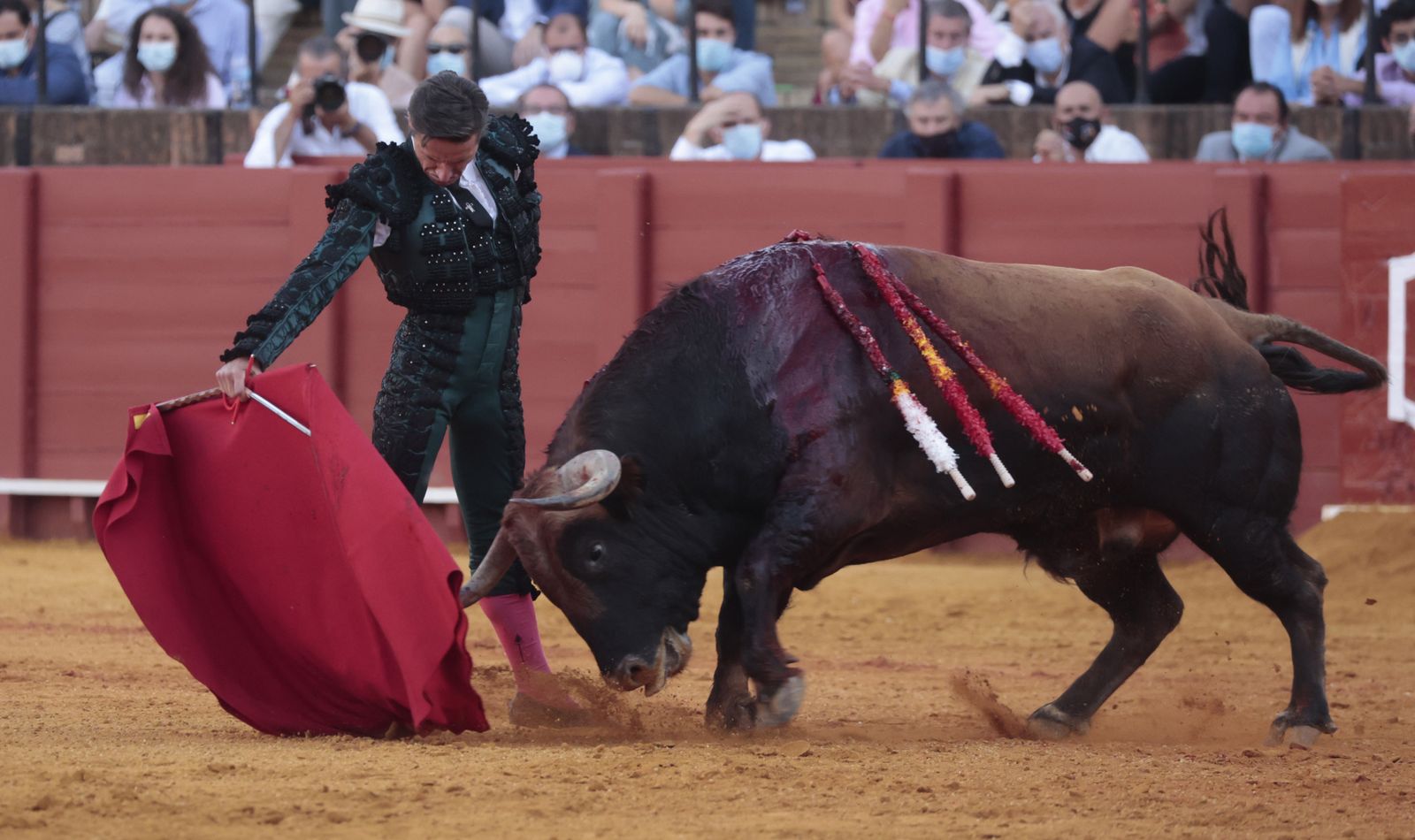 Diego Urdiales torea con la muleta al toro que acabó desorejado.