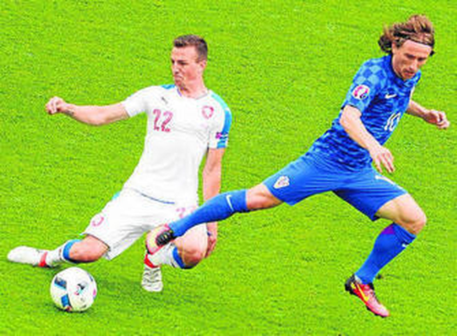 Modric recibe la entrada del checo Darida.