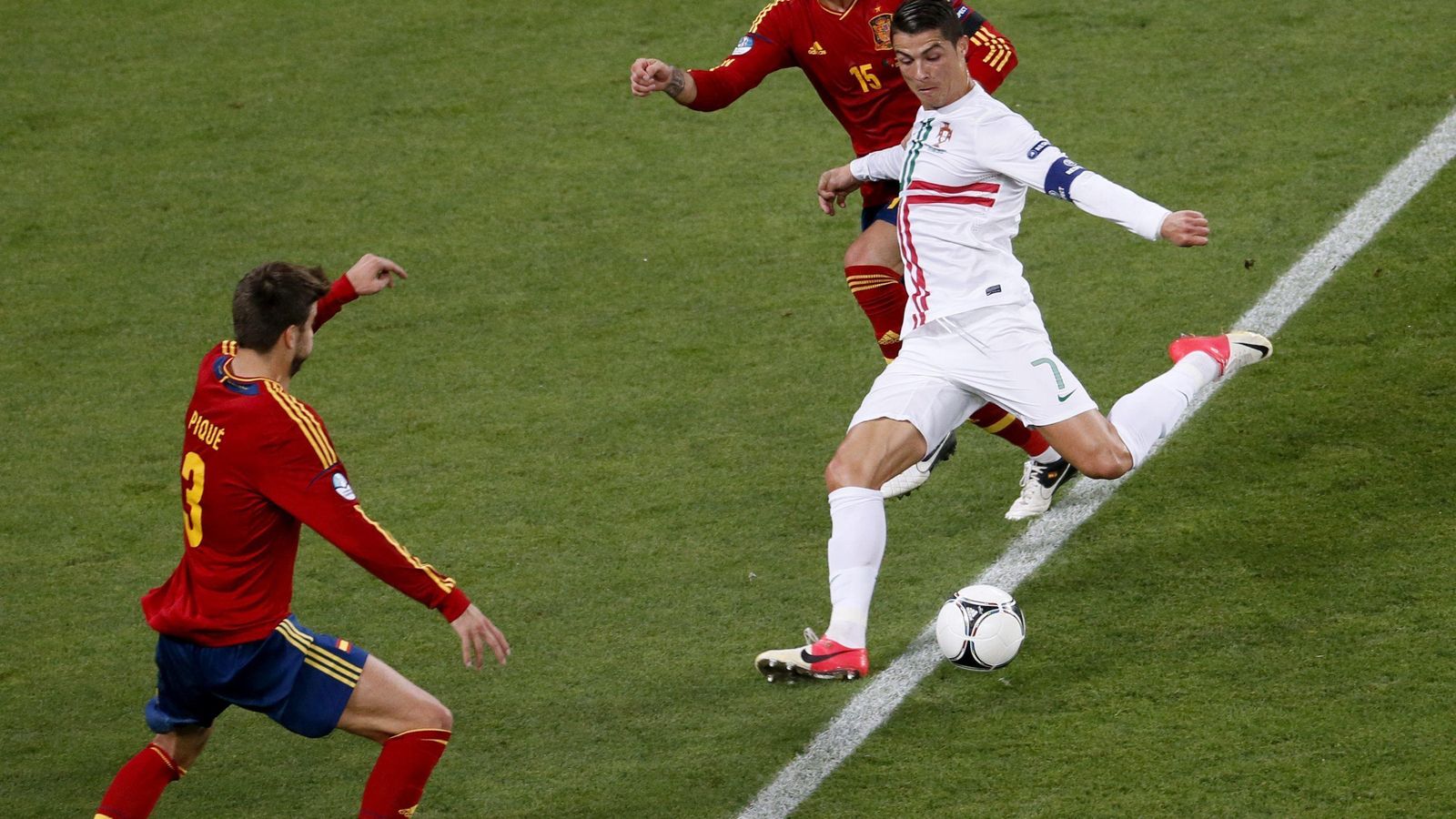 Cristiano  Ronaldo  (c) realiza un tiro durante la semifinal de la Eurocopa  2012, Portugal  contra España, en Donetsk.