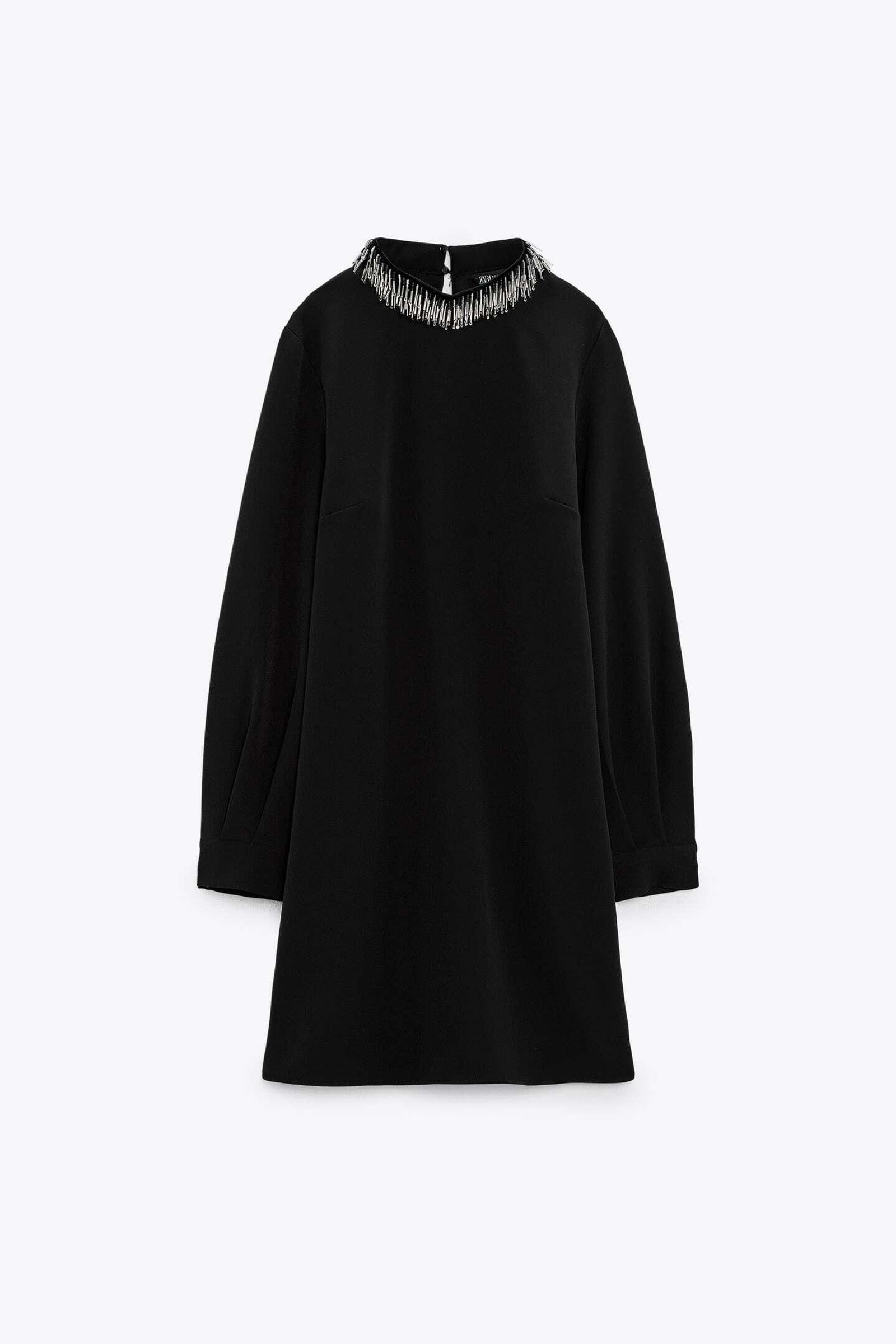 Vestido negro con cuello joya de Zara.