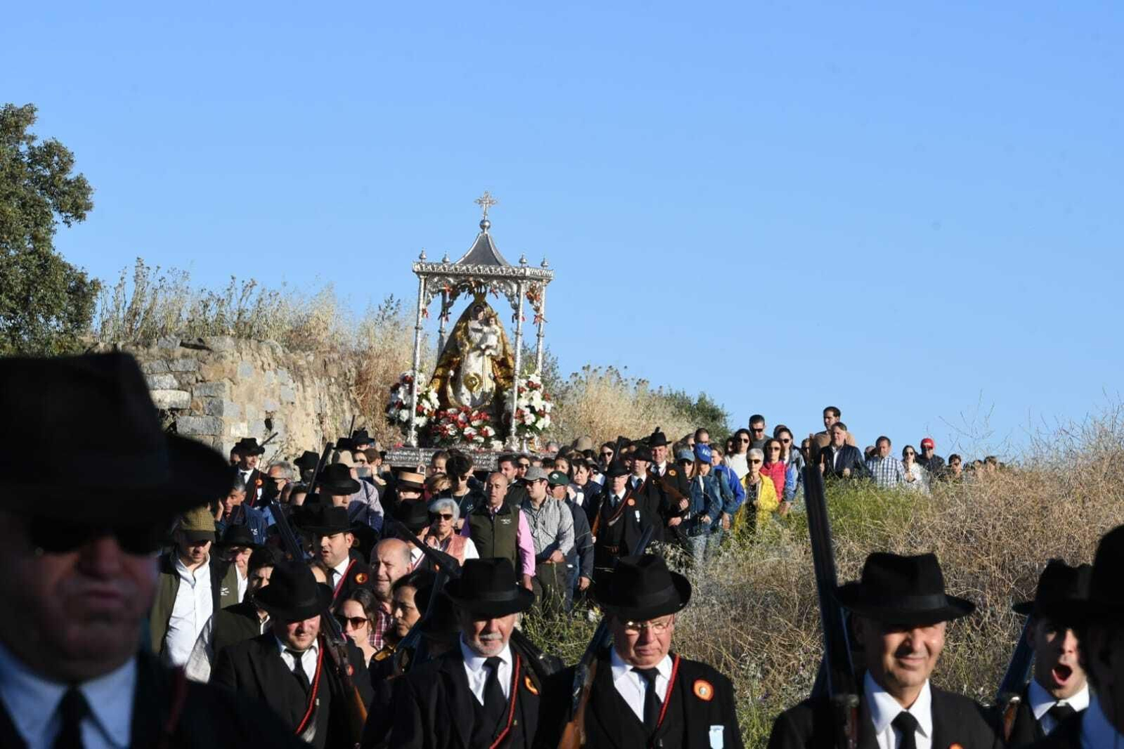 La Virgen de Luna camina hacia su santuario rodeada de los hermanos de la cofradía y fieles. La Virgen de Luna camina hacia su santuario rodeada de los hermanos de la cofradía y fieles.