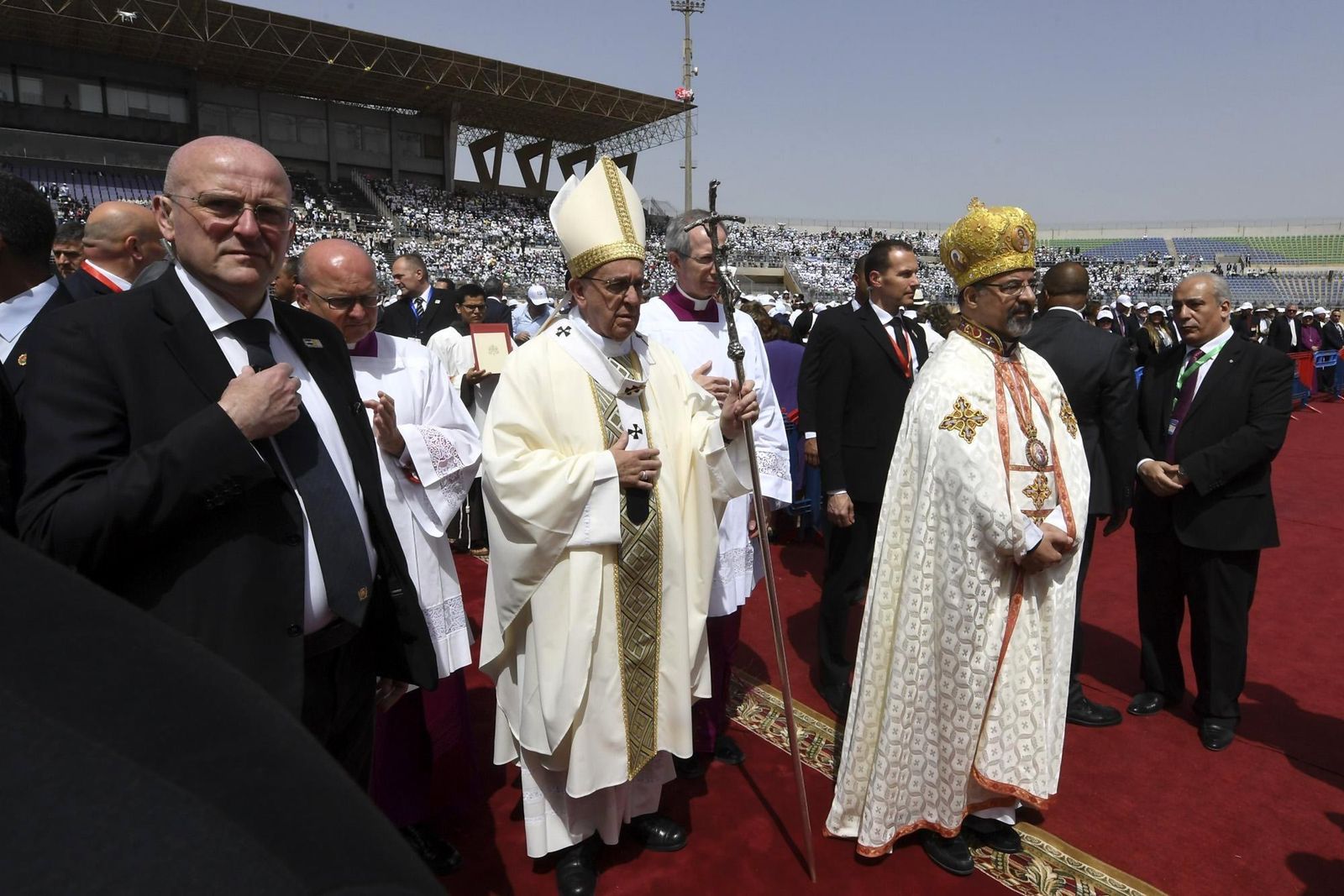 El papa Francisco, a su llegada a la misa que ha ofrecedo ante cristianos coptos en Egipto.