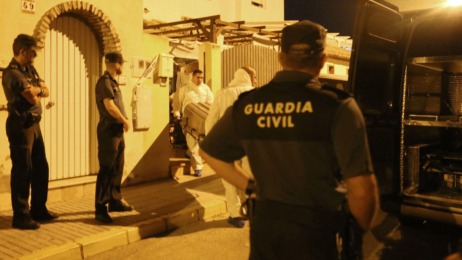 Agentes de la Guardia Civil franqueando el domicilio de Huerta del Rosario, en 2018, durante el levantamiento del cadáver.
