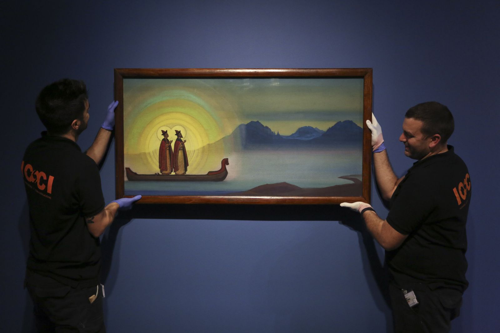 Dos técnicos sostienen un cuadro de Nikolái Roerich, este martes, en el Museo Ruso.