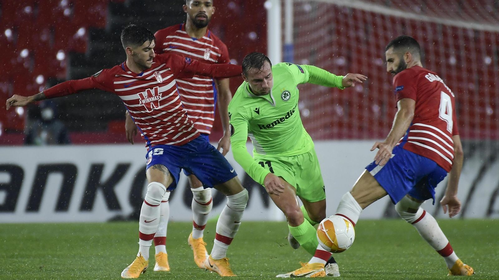 Carlos Neva y Gonalons presionan al francés Bautheac que terminó lesionado.
