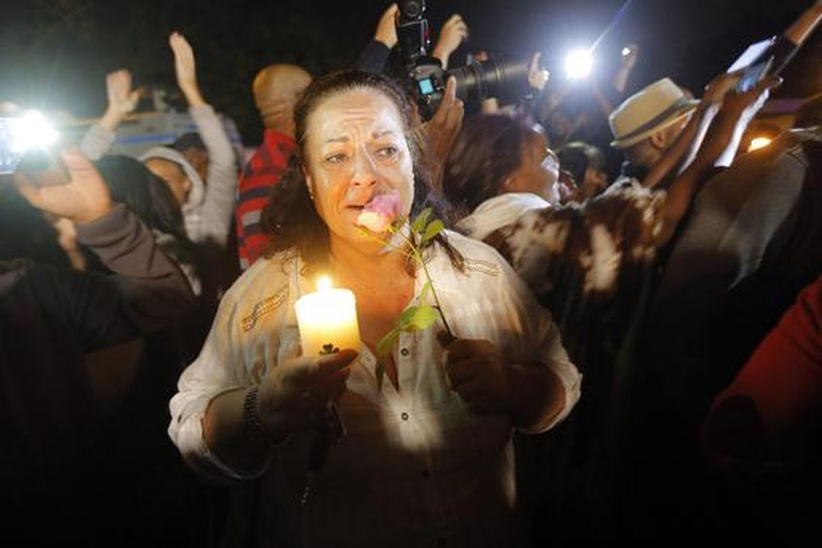 Dolor entre los sudafricano al poco de conocerse la muerte de Mandela.

Foto: EFE