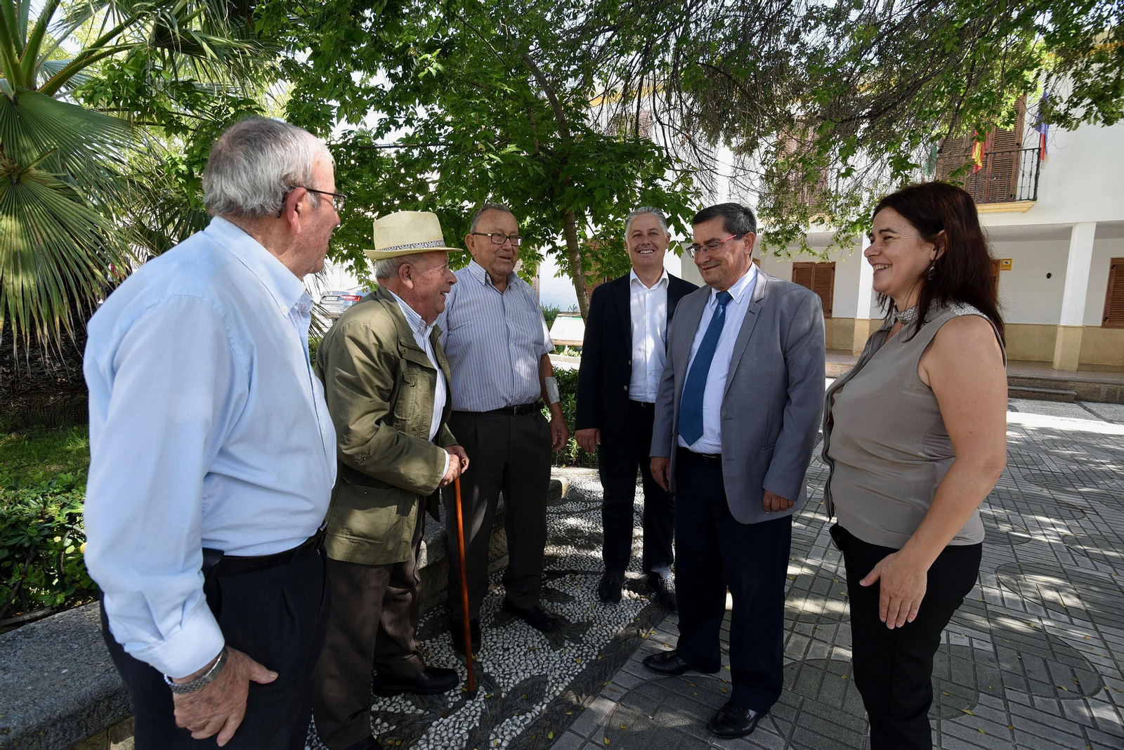 El presidente de la Diputación, el diputado de Obras Públicas y Vivienda y la alcaldesa de Arenas del Rey charlan con algunos vecinos de la localidad durante la visita de los representantes institucionales al pueblo.
