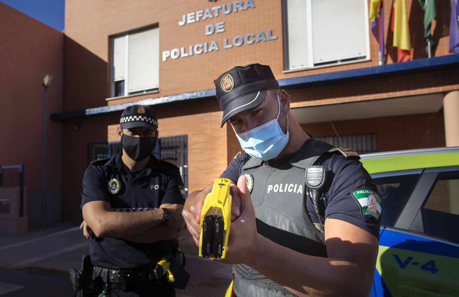 Un agente de la Policía Local de Castilleja de la Cuesta muestra una de las armas eléctricas.