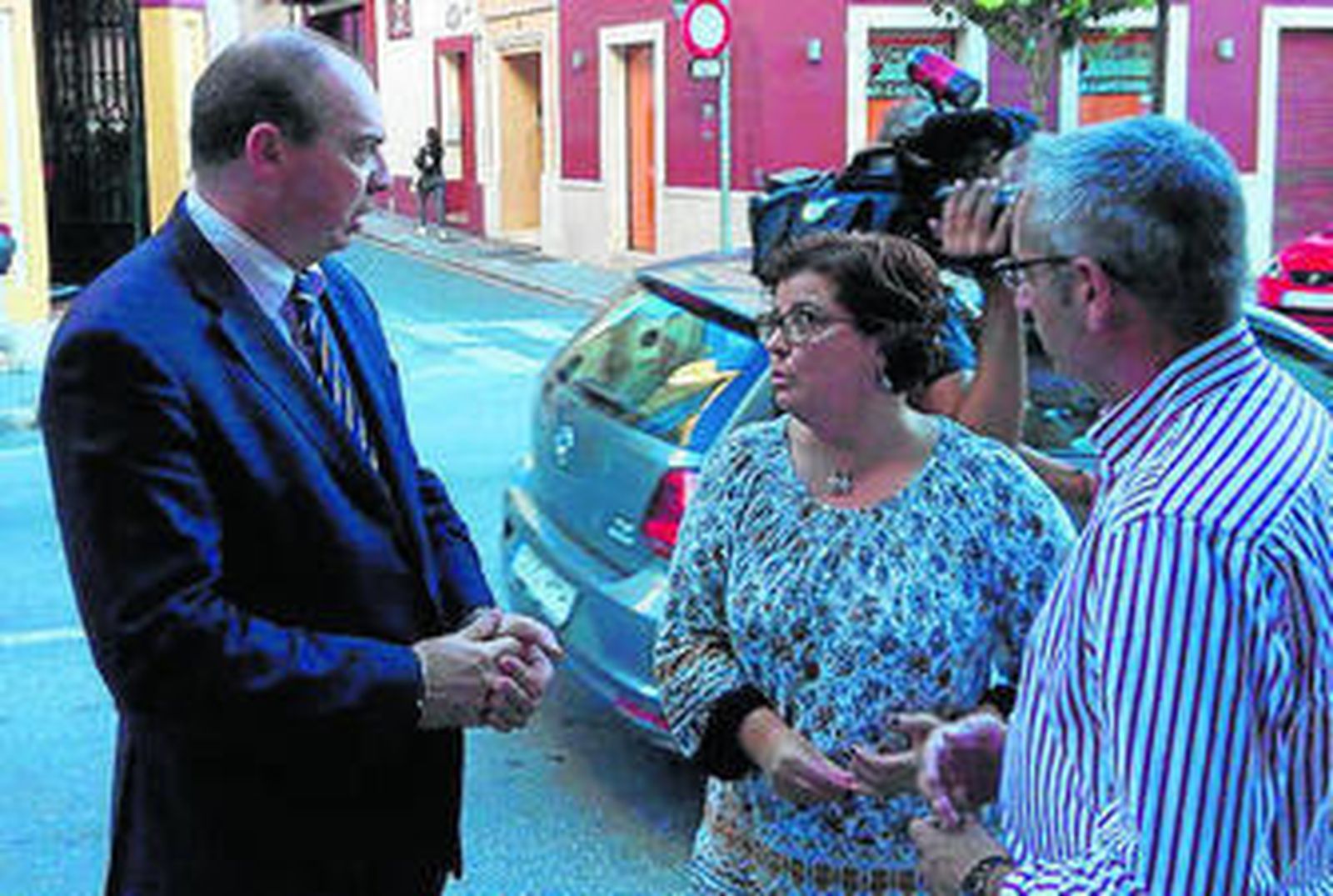 La madre de la niña junto a su abogado y el representante de una asociación.