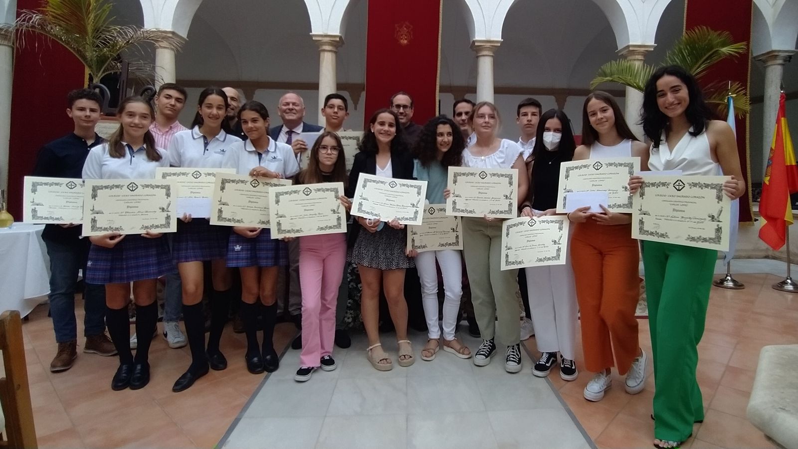 Foto de familia con todos los premiados en el certamen científico Profesor Carlos López.