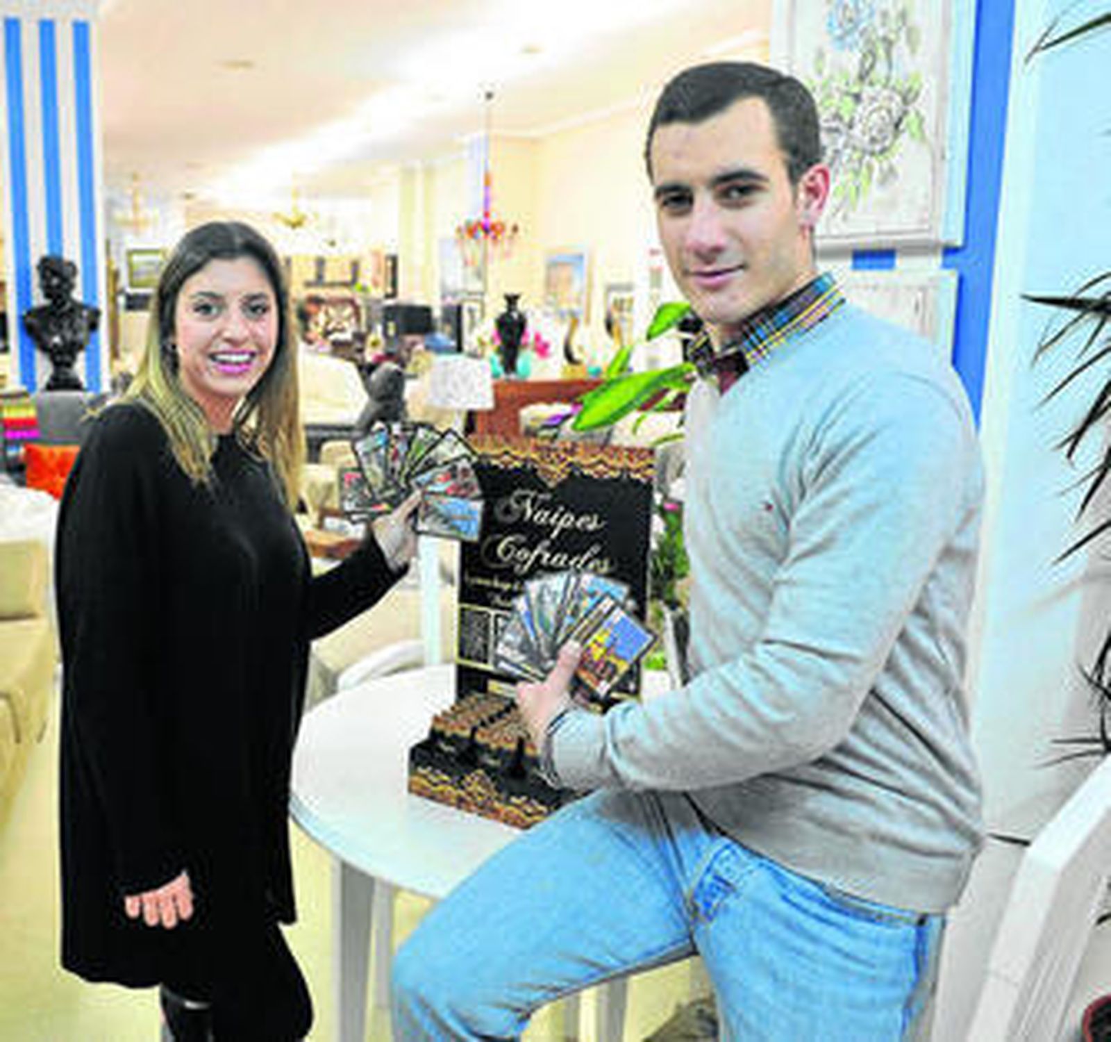 1. María G. Peralta y Eduardo Muñoz, dos de los responsables de la creación de la baraja de cartas cofradiera. 2. Detalle de las cartas, divididas en cuatro categorías.