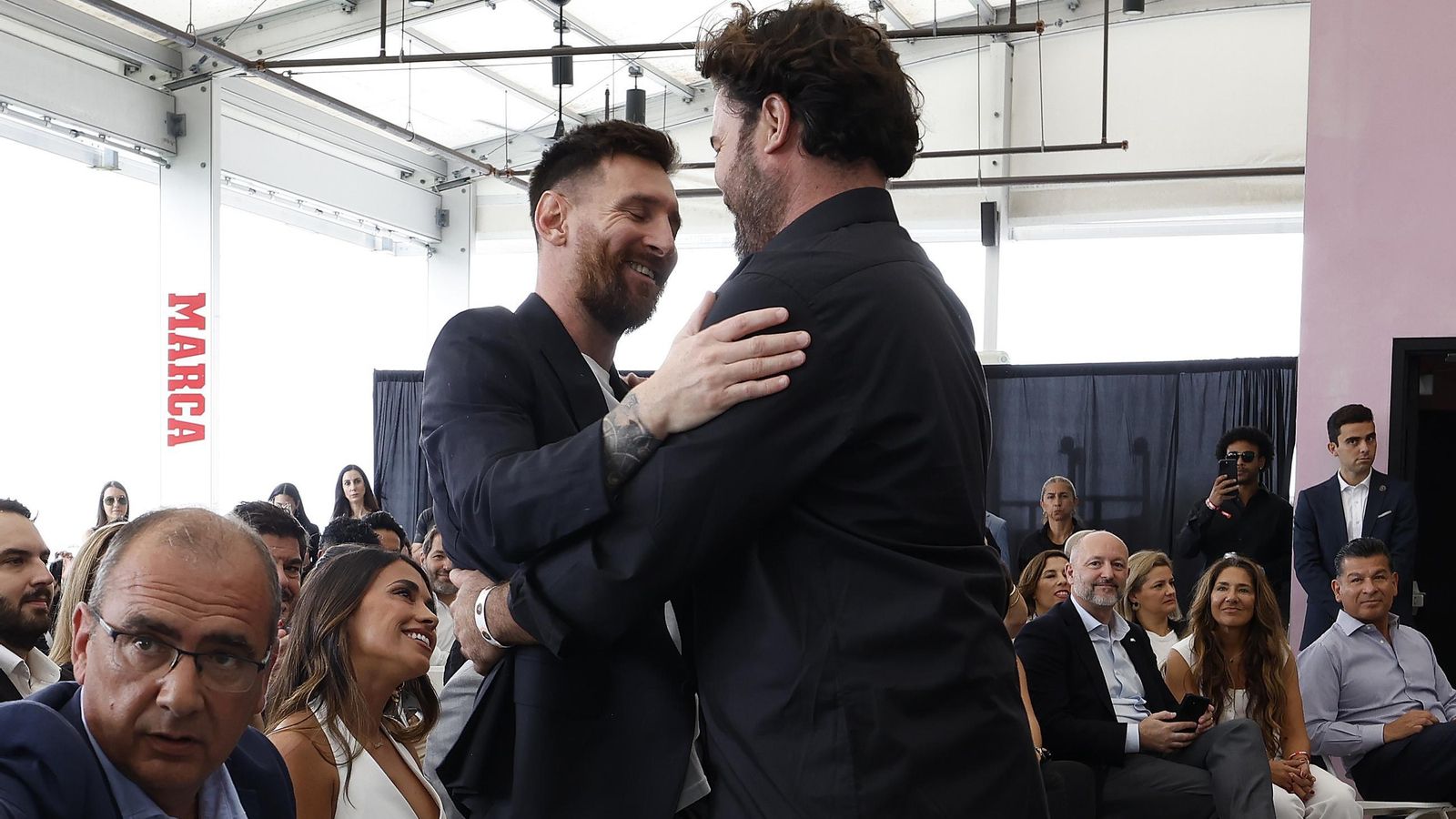 Messi saluda al almeriense Javier Tortosa.