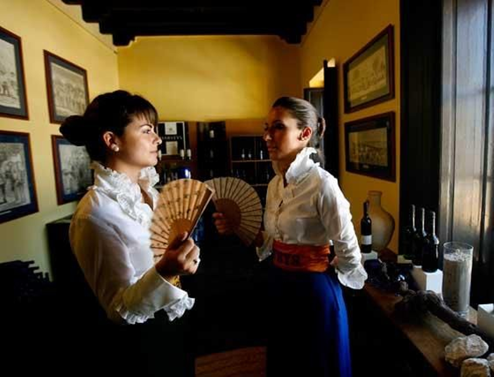 Dos azafatas combaten el calor reinante en El Alcázar a golpe de abanico.

Foto: Pascual
