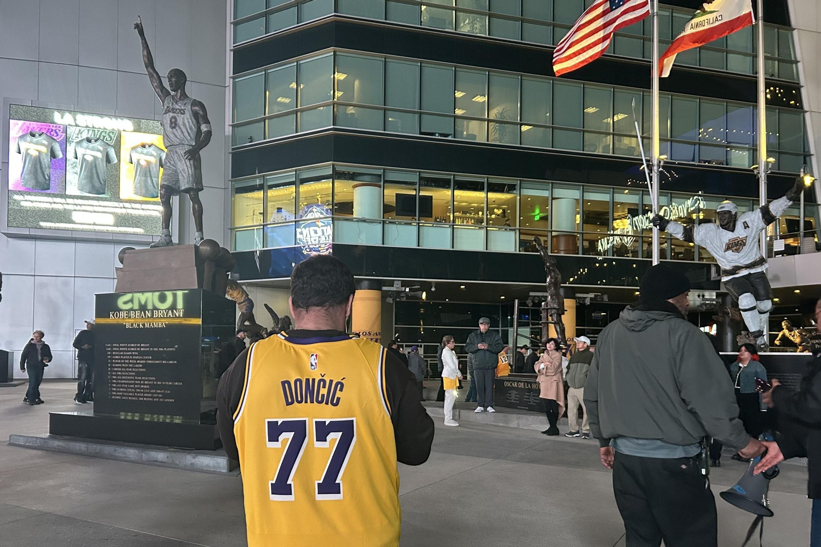 Las fotos del debut de Doncic con los Lakers