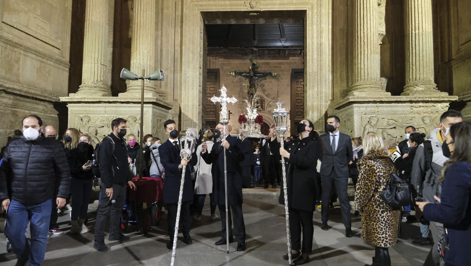 Procesión del Vía Crucis del Santo Cristo de la Escucha en Almería, en imágenes.