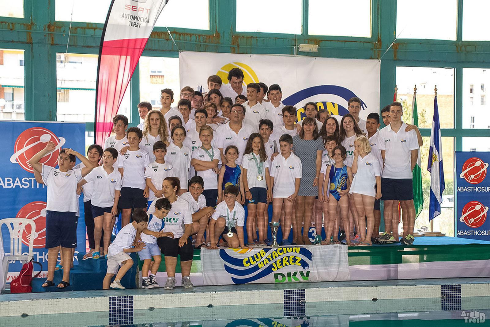 Los equipos del CN Jerez de natación (i) y waterpolo (d), subcampeones del Trofeo Ciudad de Jerez celebrado en la piscina cubierta Arquitecto José Laguillo.