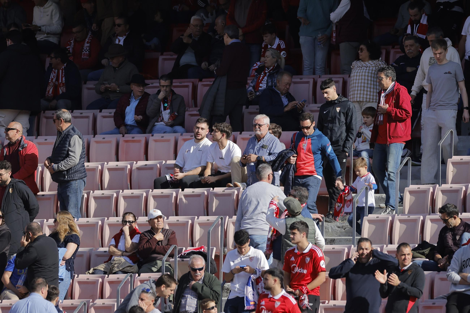 Búscate en las fotos del Sevilla - Oviedo