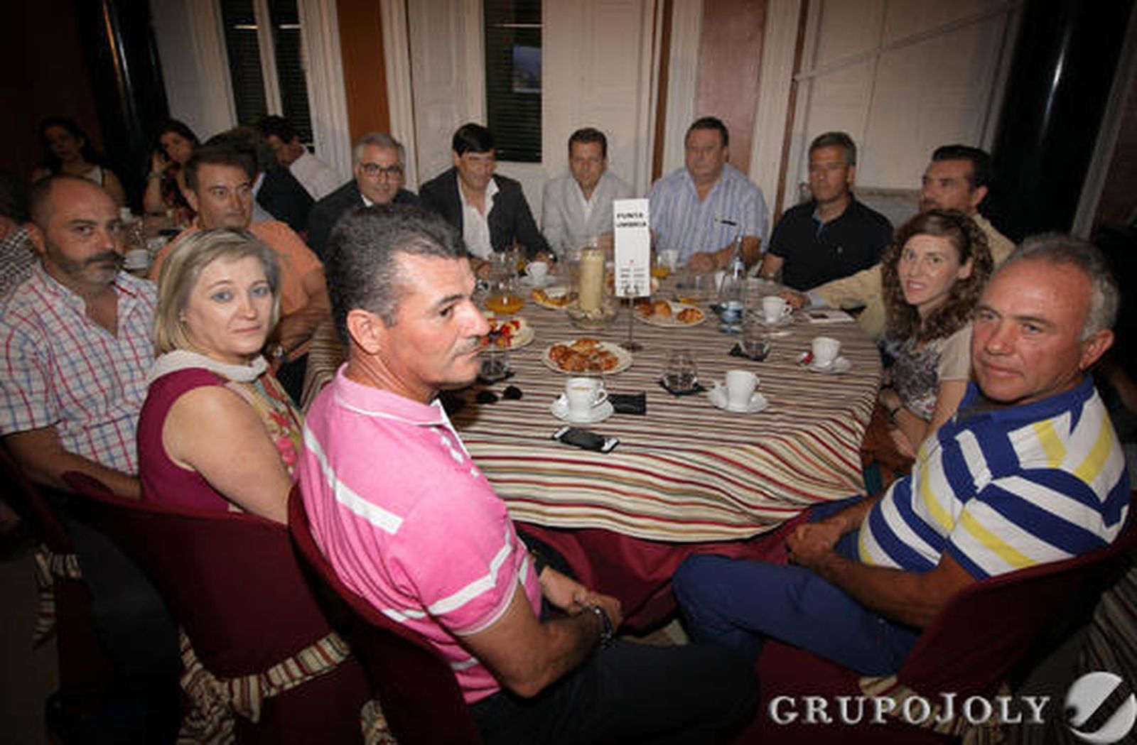 José Manuel Romero Garrido de Surnova/Frescumbres; Manuel Jesús González; Ernestina Ferrer Vilar, de Televisión Española; Humberto Millán Casas, de Agroterra; Isabel Gutiérrez; Jesús Cabrera Contreras, de Professional Media; Luis Enguita Melendo, de la Asociación de Clubes; Daniel Caldentey, de la FOE; José Manuel Sauci Martínez, de Bodegas Díaz; Miguel Oliveros, de Bodegas Oliveros; Antonio Izquierdo del Consejo de Regulador del Condado de Huelva y María José Romero Garrido de Agro gm. / Fotos: A. Domínguez y Canterla