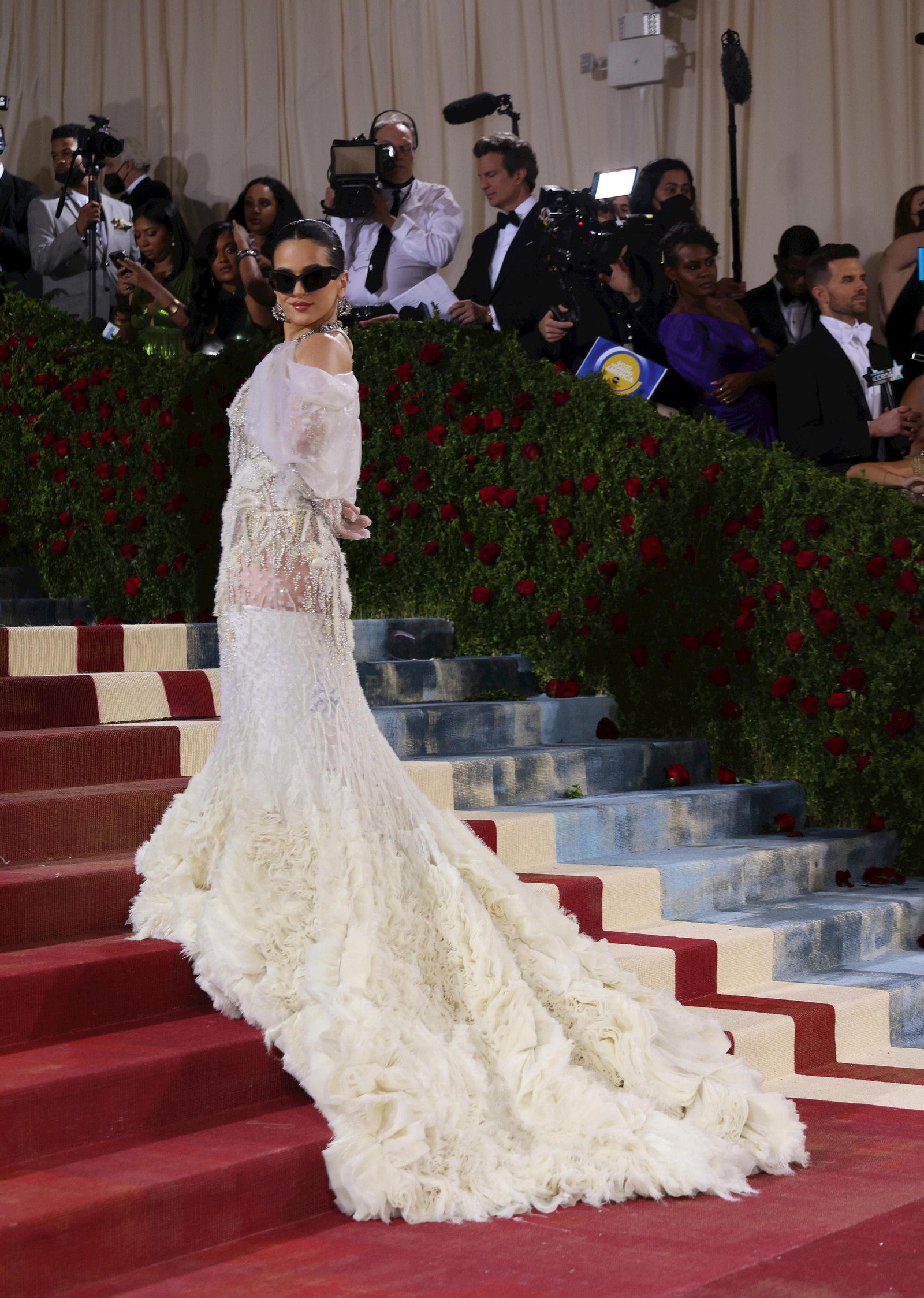 Rosalía, espléndida, en la alfombra roja de la 'MET'. Rosalía, espléndida, en la alfombra roja de la 'MET'.