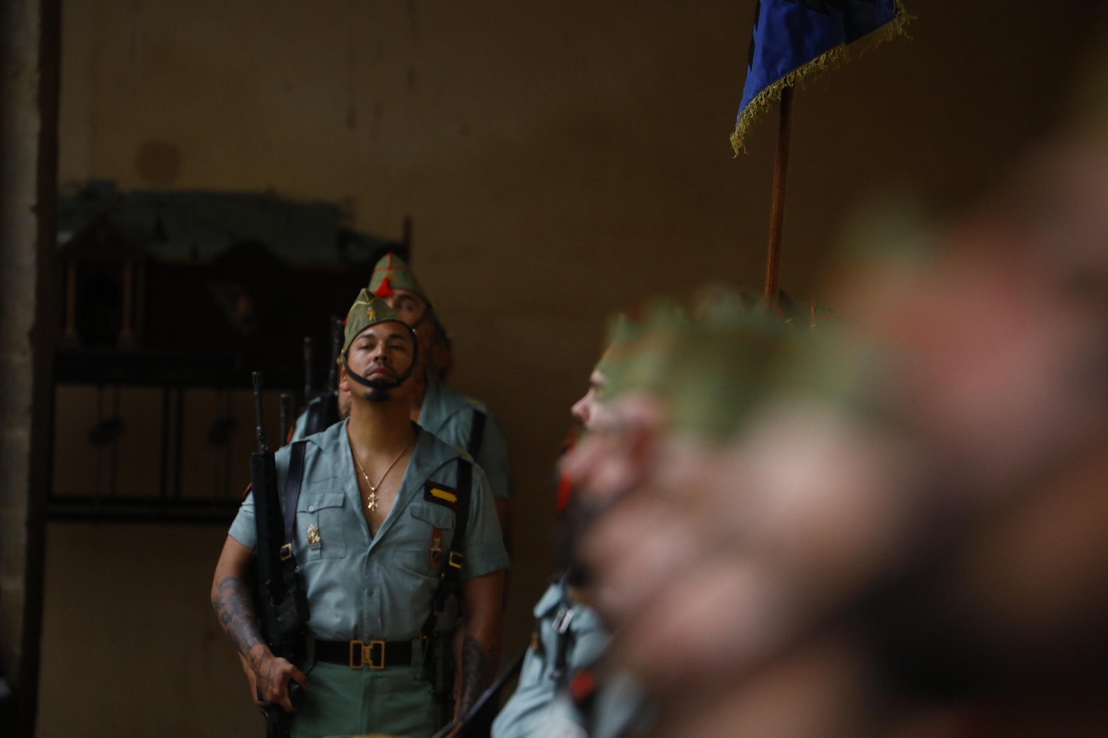 Las mejores imágenes del vía crucis de la Caridad de Córdoba con la Legión en este Viernes Santo