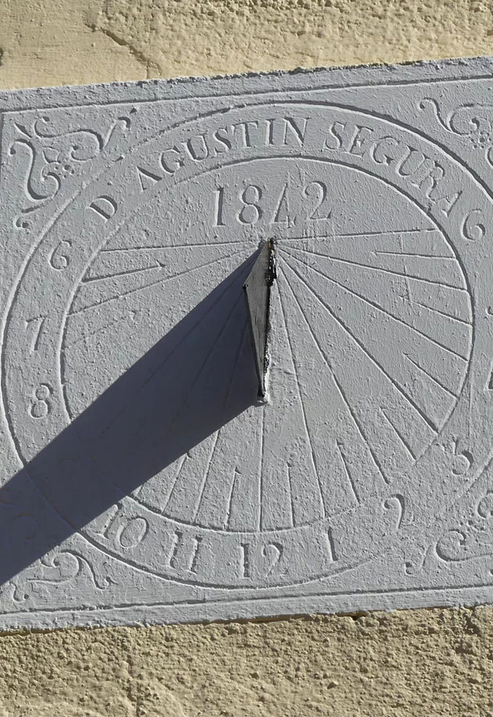 Reloj de sol colocado en la fachada