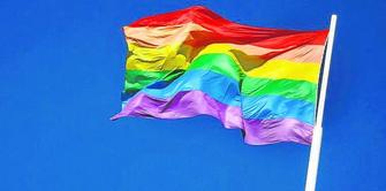 La bandera arcoiris en la glorieta junto al Alamillo de Sevilla.