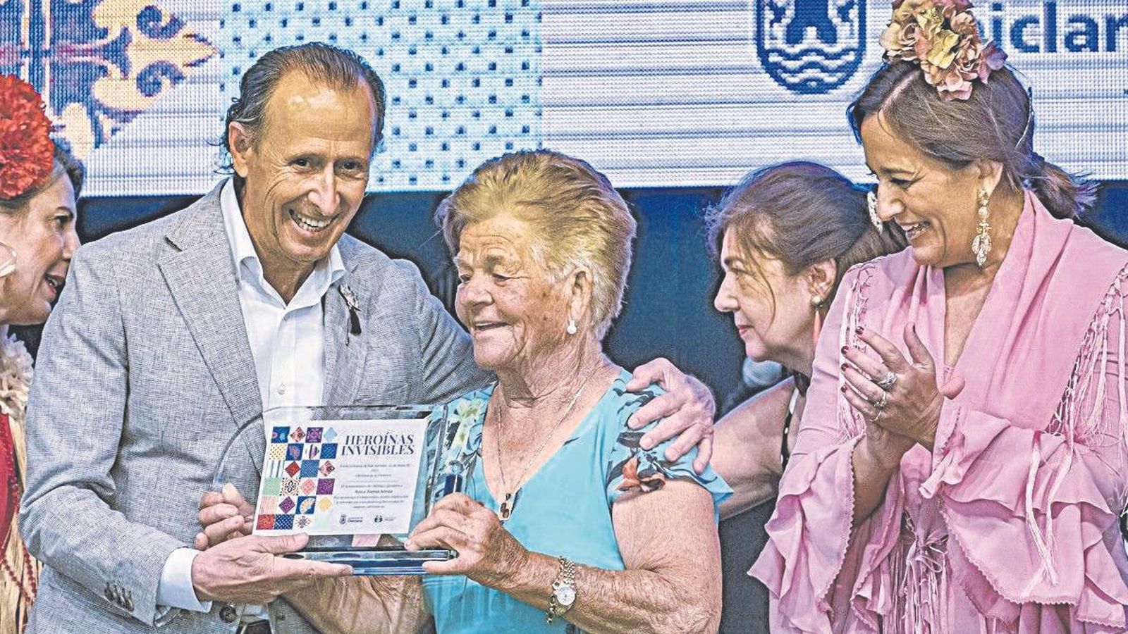 José María Román entrega uno de los reconocimientos de este día. José María Román entrega uno de los reconocimientos de este día.