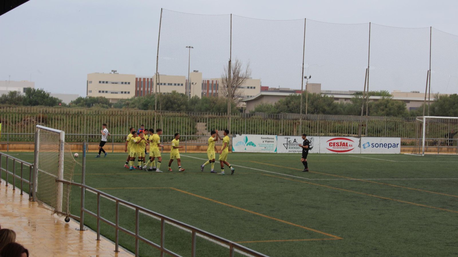 Los unionistas celebran la pena máxima materializada por Marco Cobo con la que igualaron el partido.