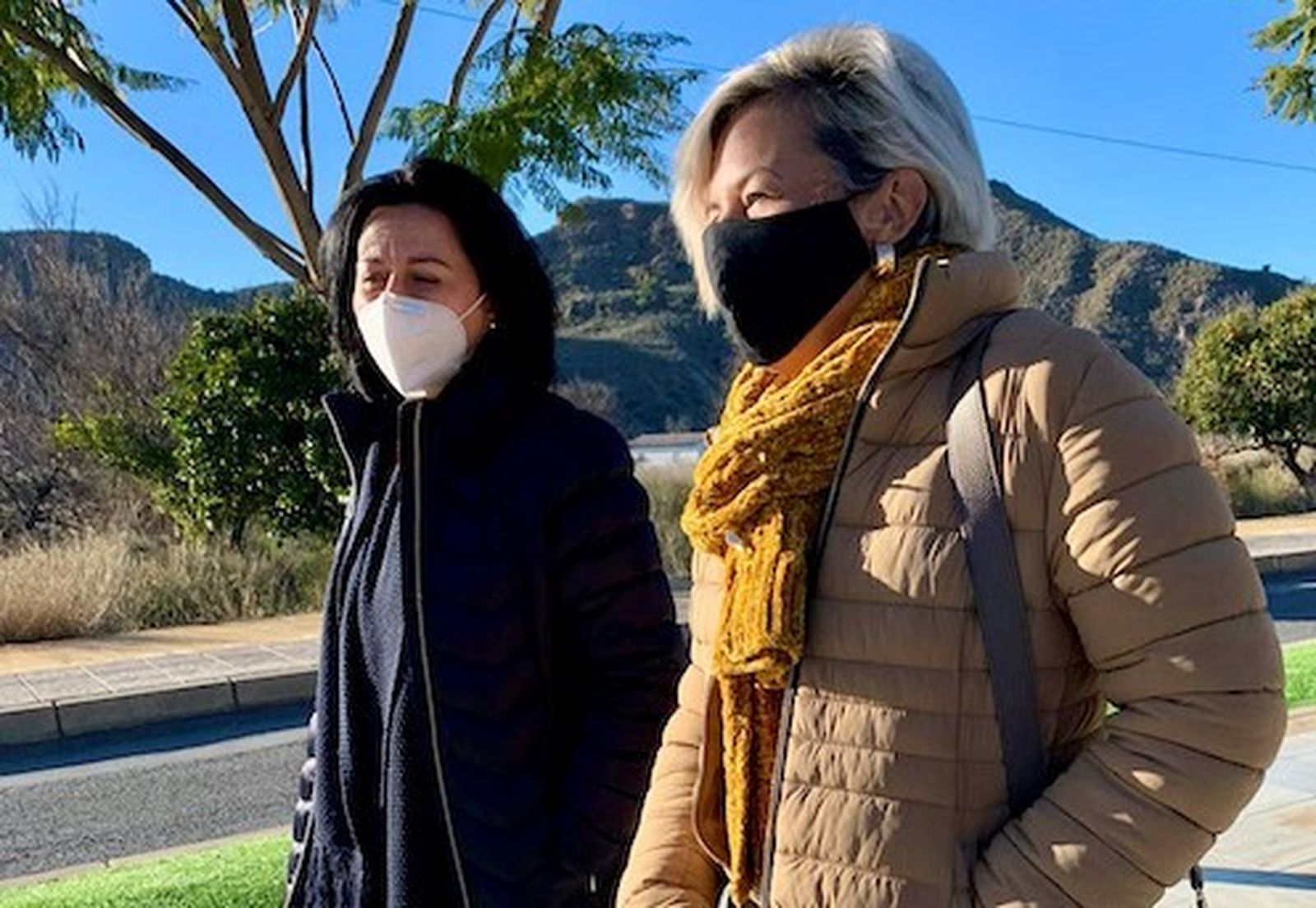 La alcaldesa de Cantoria y la diputada Sonia Ferrer visitando los terrenos.