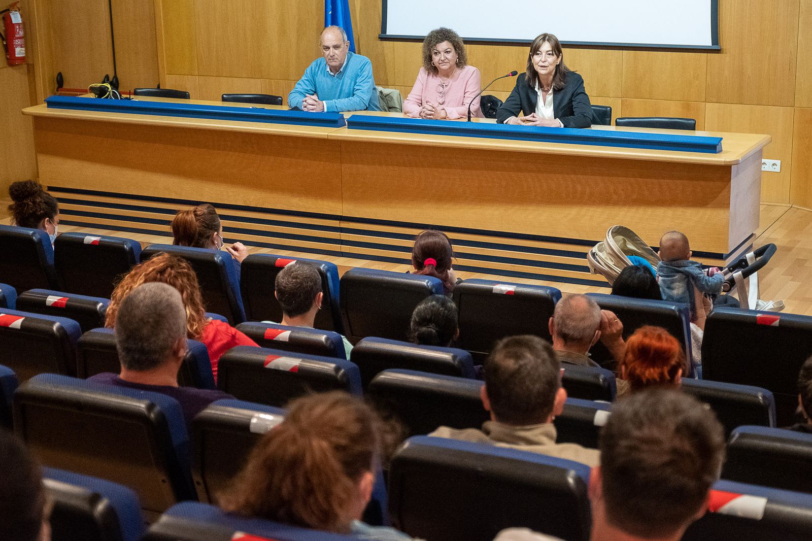 La concejala de Vivienda, Eva Tubío, preside la reunión con las familias adjudicatarias.