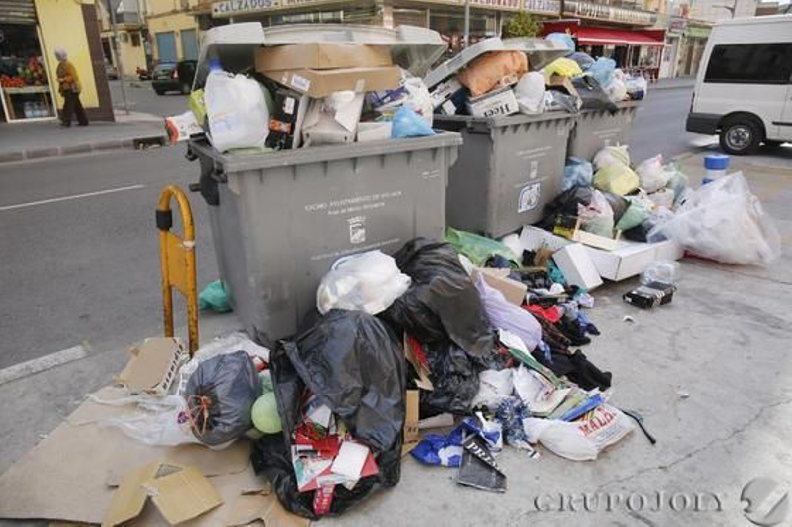 Imágenes de la huelga de basura de Limasa en diferentes distritos