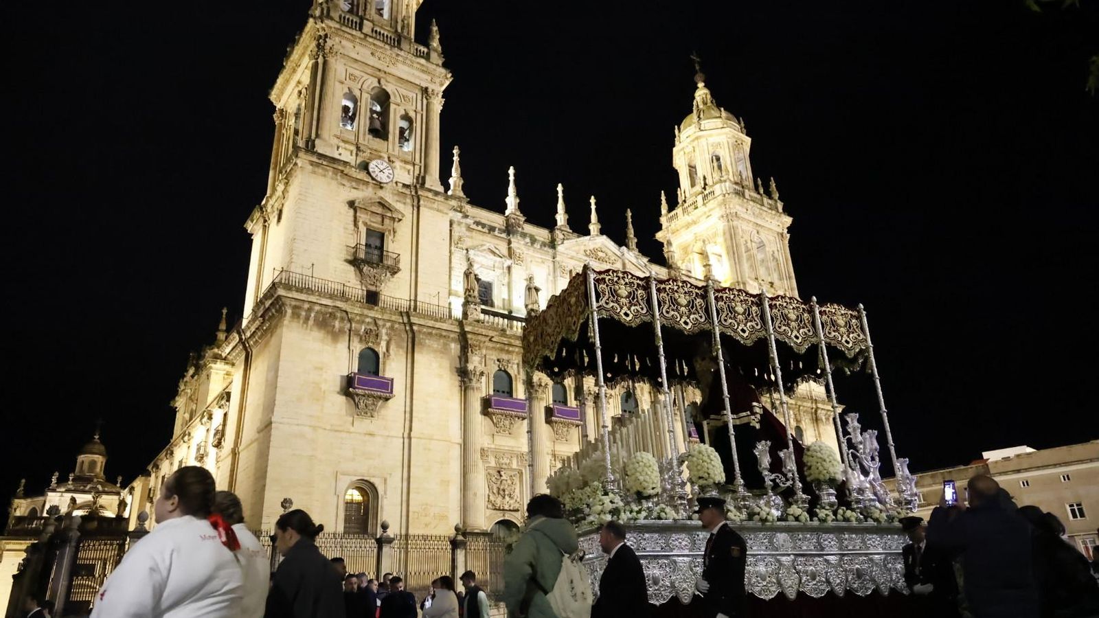 El palio del Mayor Dolor regresa a su barrio.
