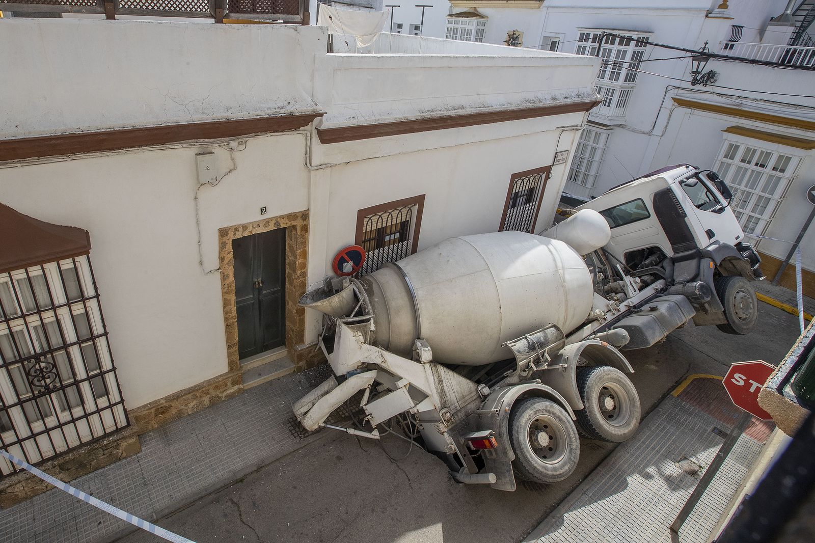 La hormigonera volcada en la calle Jorge Juan.