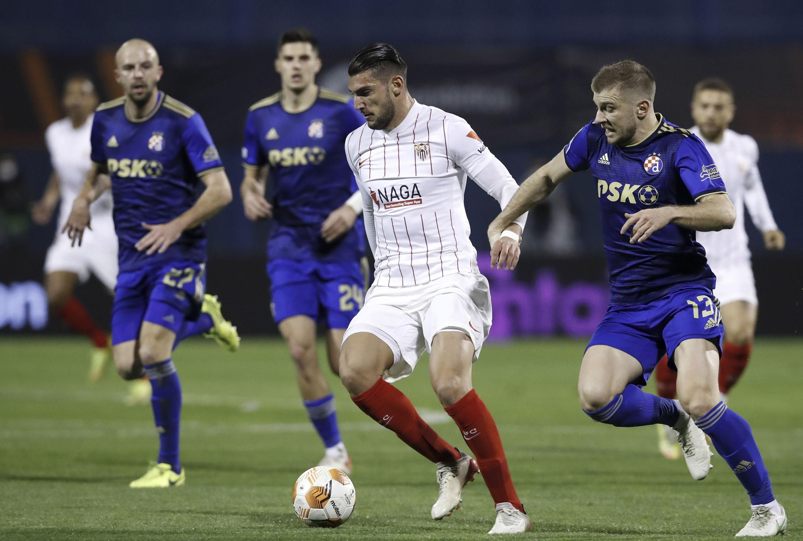 El delantero sevillista Rafa Mir, ante Ristovski.