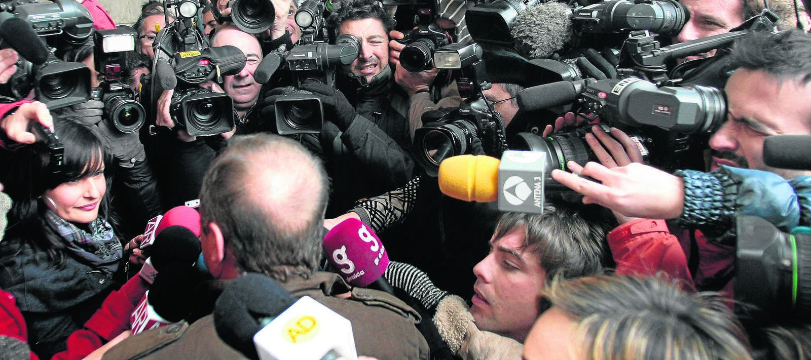 Una nube de fotógrafos, cámaras de televisión y reporteros aborda al padre de Marta del Castillo en los juzgados de Sevilla.