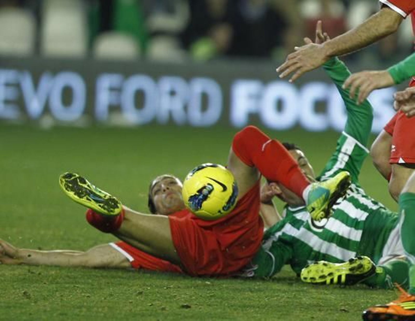Betis y Sevilla empatan en el Benito Villamarín (1-1). / Antonio Pizarro